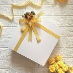 Beyaz Hediye Kutusu (25 x 25 x 8 cm) Sarı Tasarım