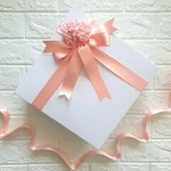 Beyaz Hediye Kutusu (25 x 25 x 8 cm) Sarı Tasarım