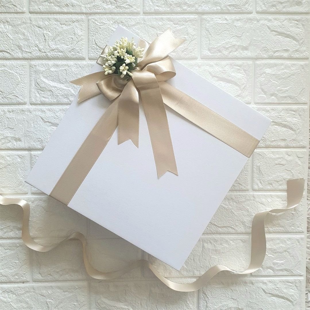 Beyaz Hediye Kutusu (30 x 30 x 10 cm) Bej Tasarım