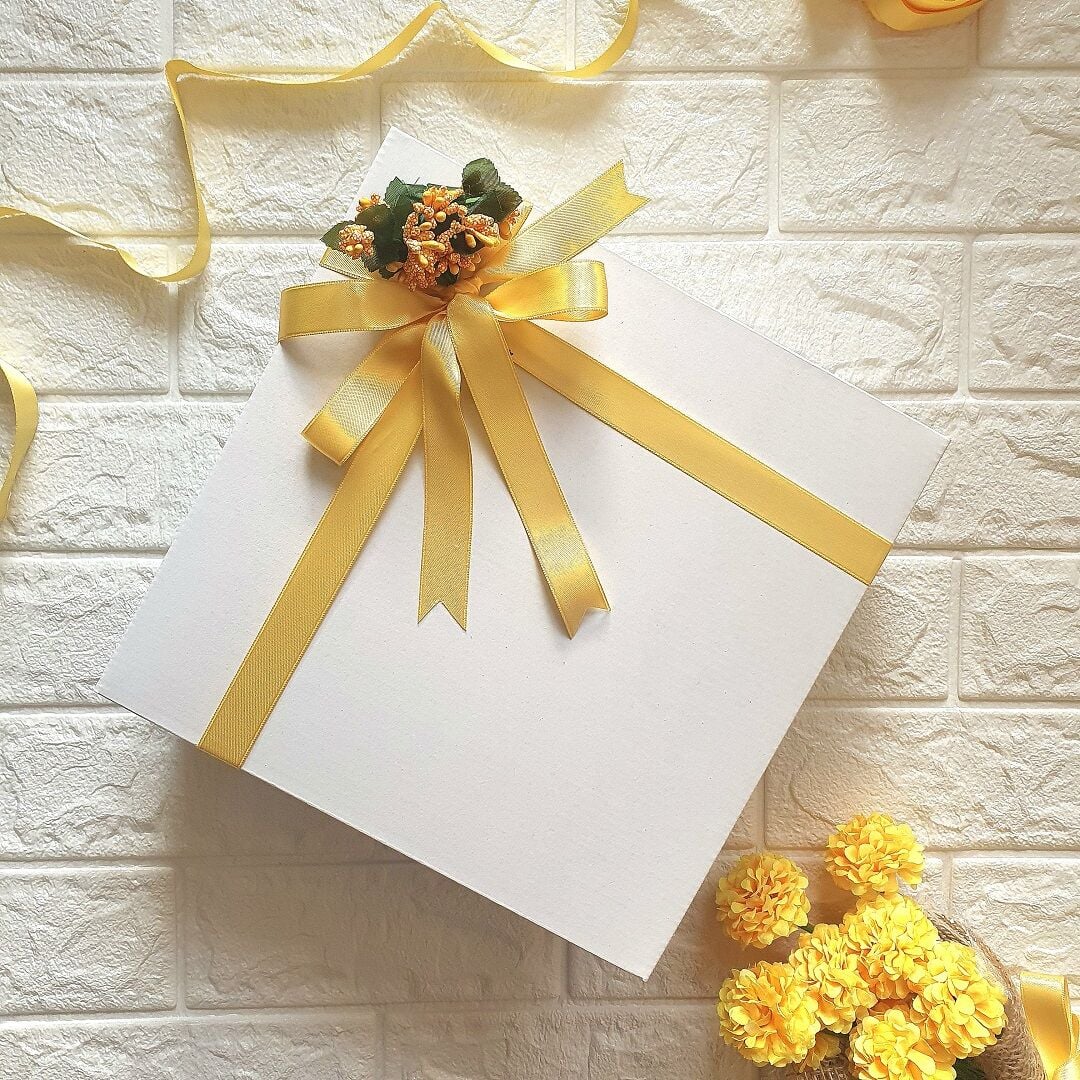 Beyaz Hediye Kutusu (30 x 30 x 10 cm) Sarı Tasarım