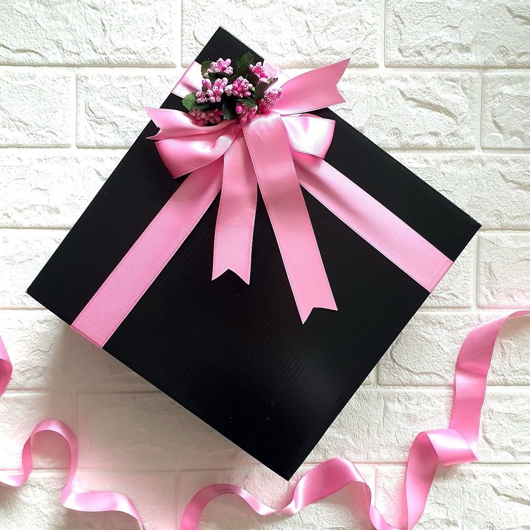 Siyah Hediye Kutusu (30 x 30 x 10 cm) Açık Pembe Tasarım