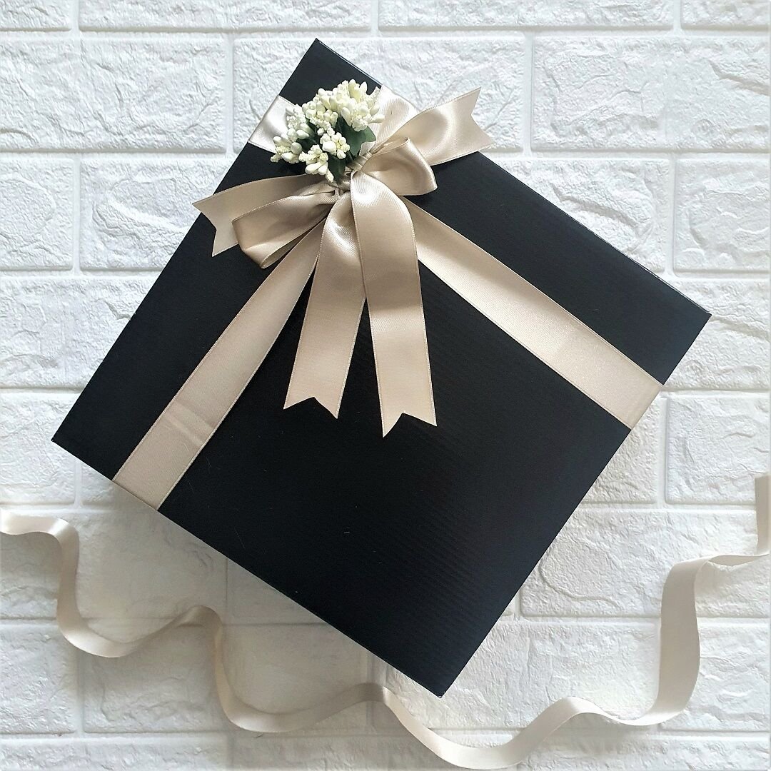 Siyah Hediye Kutusu (30 x 30 x 10 cm) Bej Tasarım