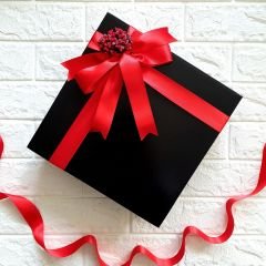 Siyah Hediye Kutusu (30 x 30 x 10 cm) Kırmızı Tasarım