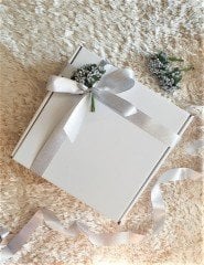 Beyaz Hediye Kutusu (30 x 30 x 10 cm) Gümüş Tasarım
