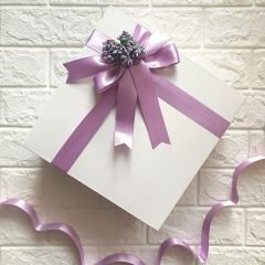 Beyaz Hediye Kutusu (25 x 25 x 8 cm) Lila Tasarım