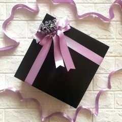 Siyah Hediye Kutusu (25 x 25 x 8 cm) Lila Tasarım