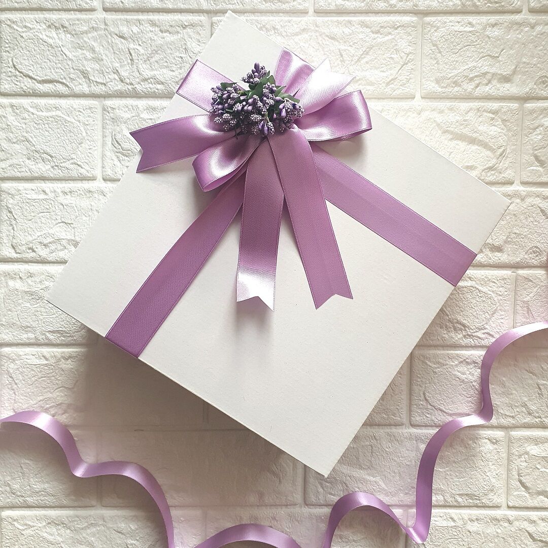 Beyaz Hediye Kutusu (30 x 30 x 10 cm) Lila Tasarım