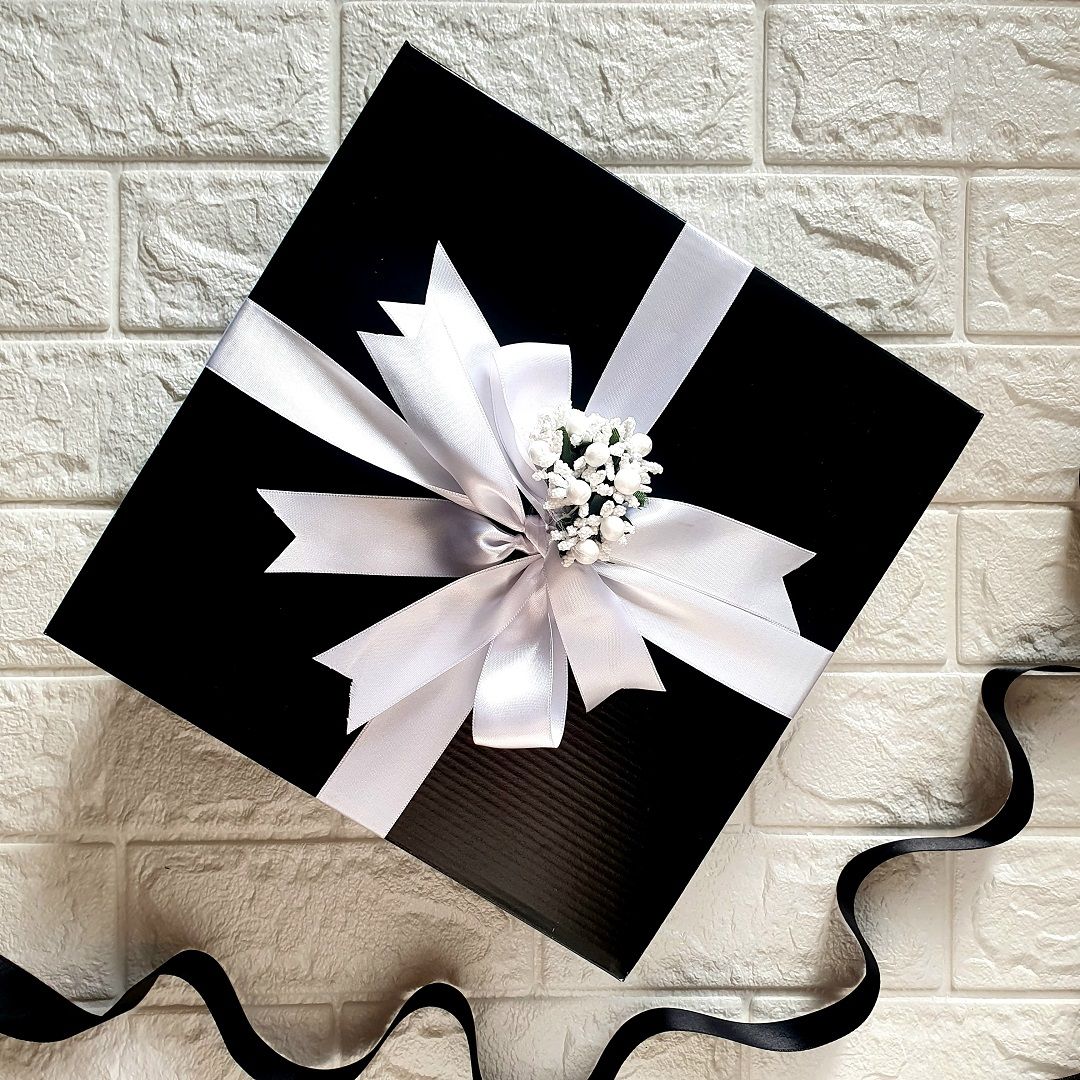 Siyah Hediye Kutusu Beyaz Premium (25 x 25 x 10 cm)